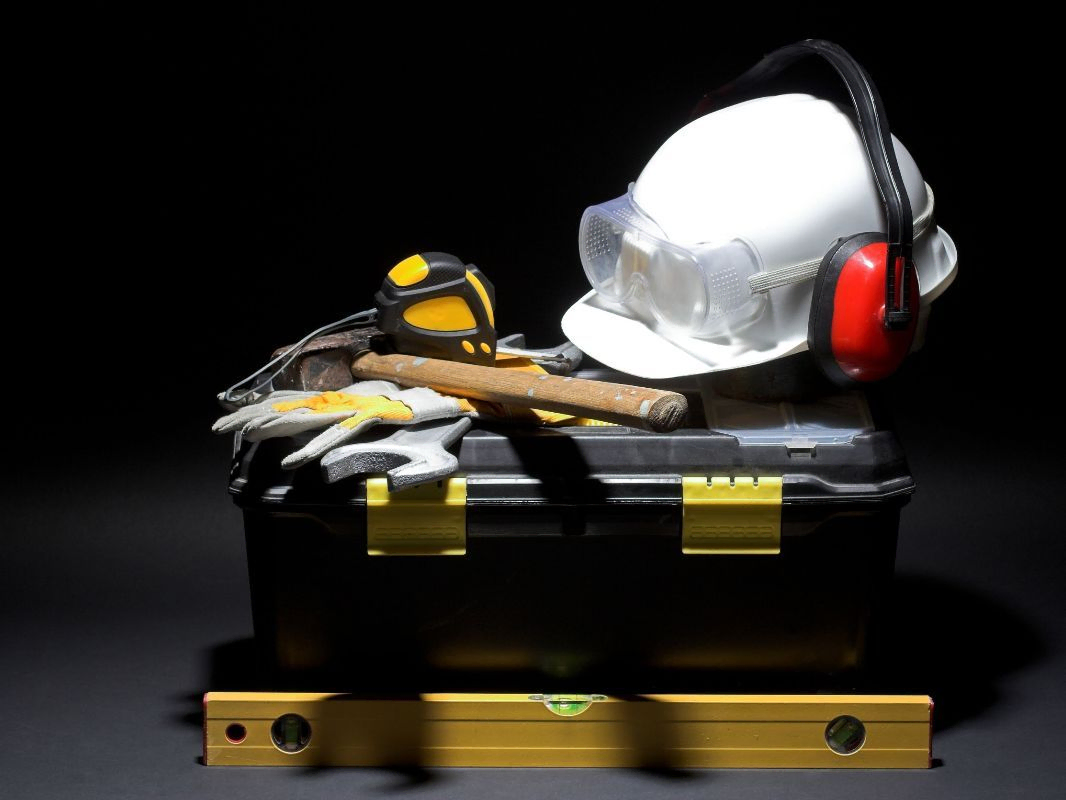 Caja de herramientas junto a casco de trabajo 